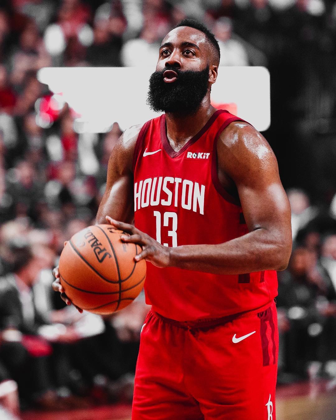 足球意甲射手榜竞争激烈，三人同进12球并列领跑（意甲金靴之争白热化：三将各入12球并列榜首）