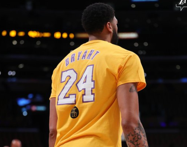 足球国足公开训练吸引千名球迷现场加油（国足公开训练现场迎来上千球迷助威）