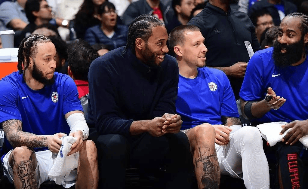 疯狂进球大战！西甲领头羊征服客场，豪取6连胜，领先皇马4分（火力全开！西甲榜首客场凯旋，六连胜在手，甩开皇马4分）