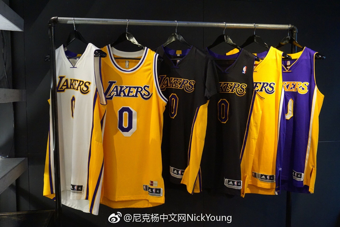 2953票，邦马蒂成为FIFPro2025年最佳阵容中得票最多外场球员（邦马蒂以2953票领跑FIFPro 2025最佳阵容外场球员投票）