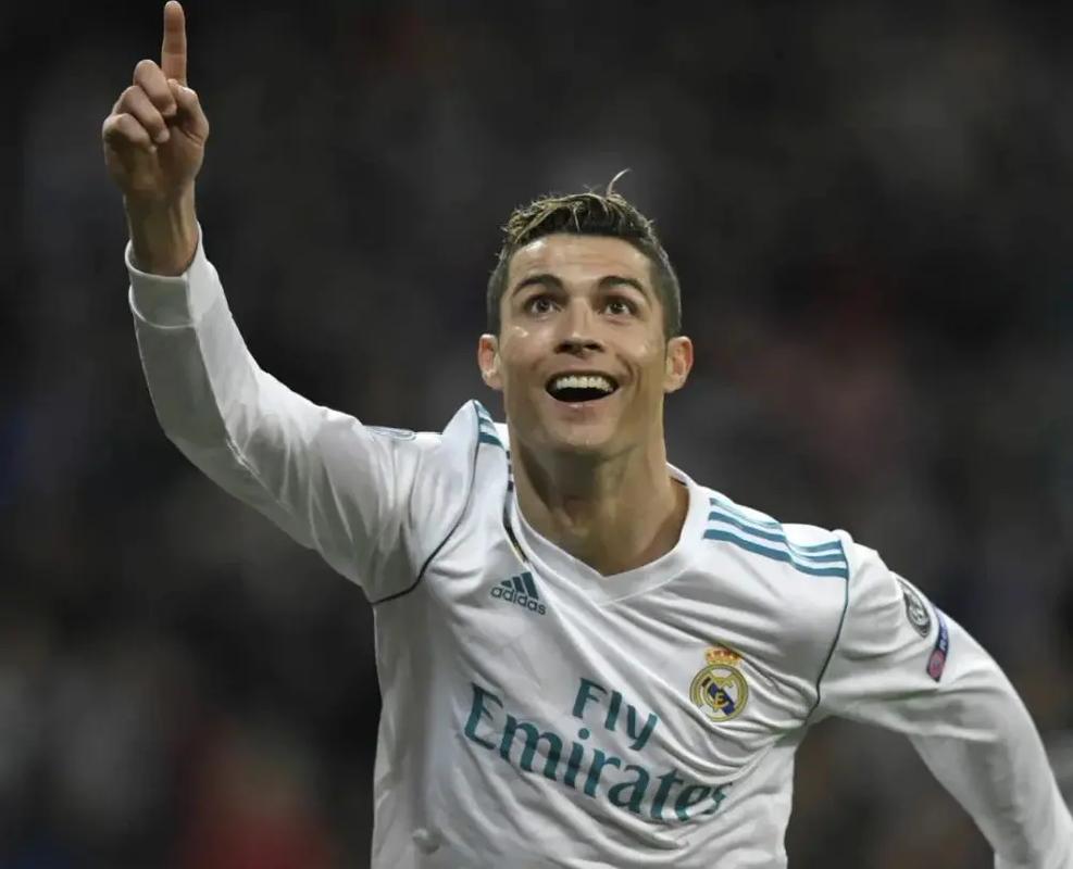 足球国足忙碌备战，训练场加练至夜晚（国足紧锣密鼓备战，训练加练到夜晚）