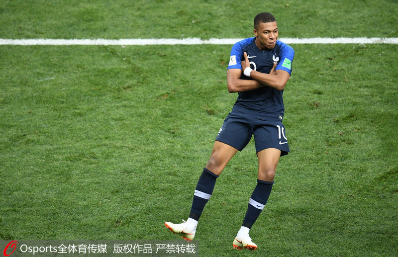 网红“小溥仪”现场观战北京国安比赛，与张稀哲合影留念（网红“小溥仪”亲临现场观战北京国安，与张稀哲合影）