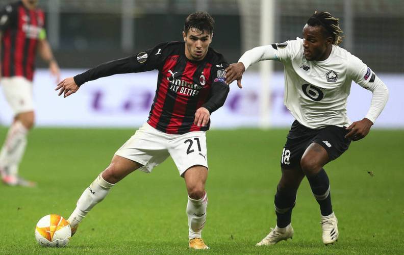 亚精英赛半场：陈威屡献神扑力保城池，海港0-0柔佛新山（亚精英赛半场：陈威高接低挡稳住阵脚，海港0-0暂平柔佛新山）